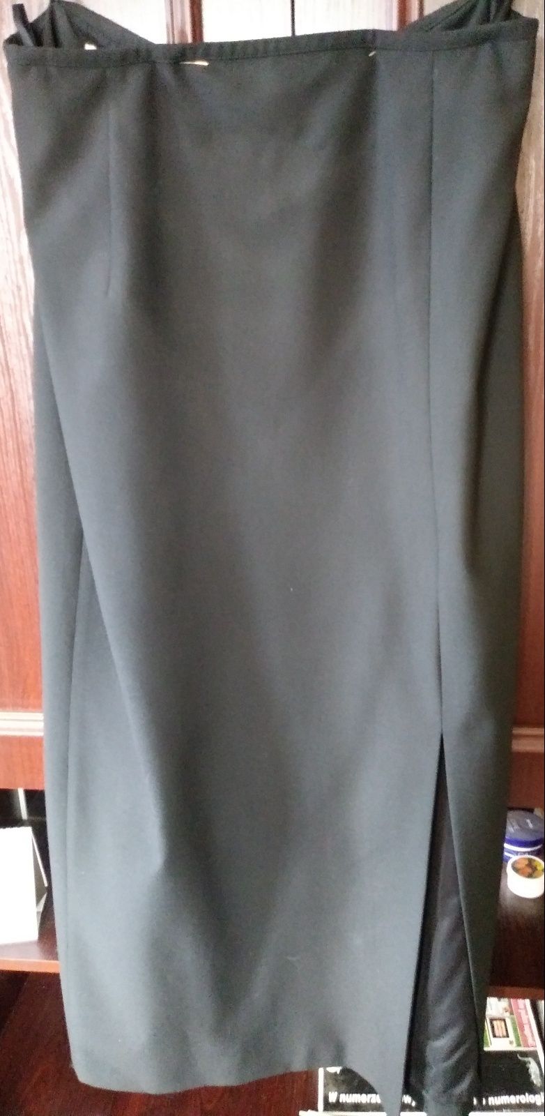 Elegancka czarna długa spódnica