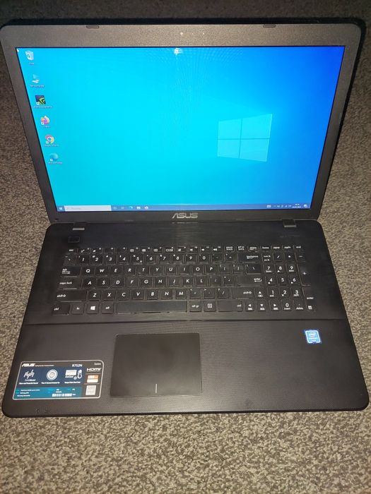 Laptop ASUS R752