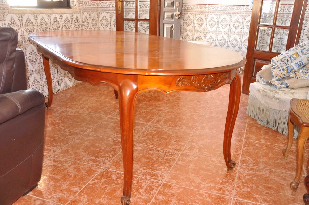 Mesa de jantar clássica em madeira com extensão