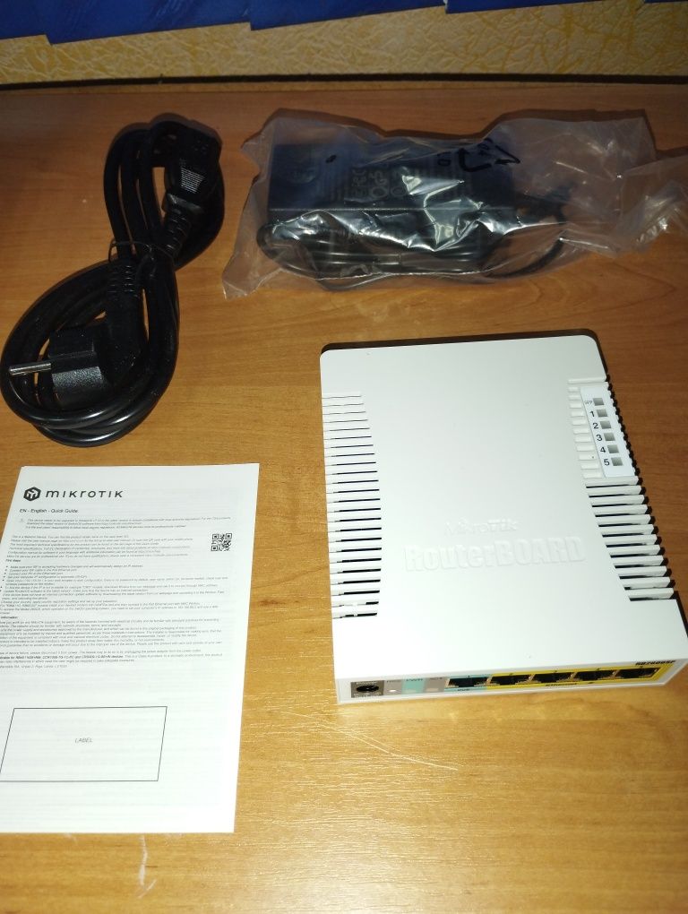 Комутатор MikroTik RB260GSP (CSS106-1G-4P-1S)