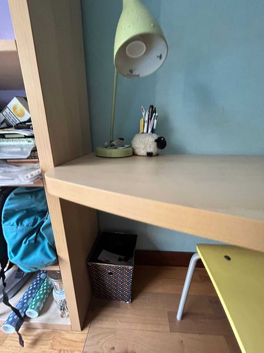 Estante com secretária integrada e cadeira incluída