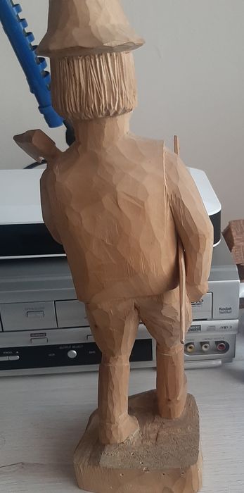 Rzeźba mężczyzny z piłą i siekierą