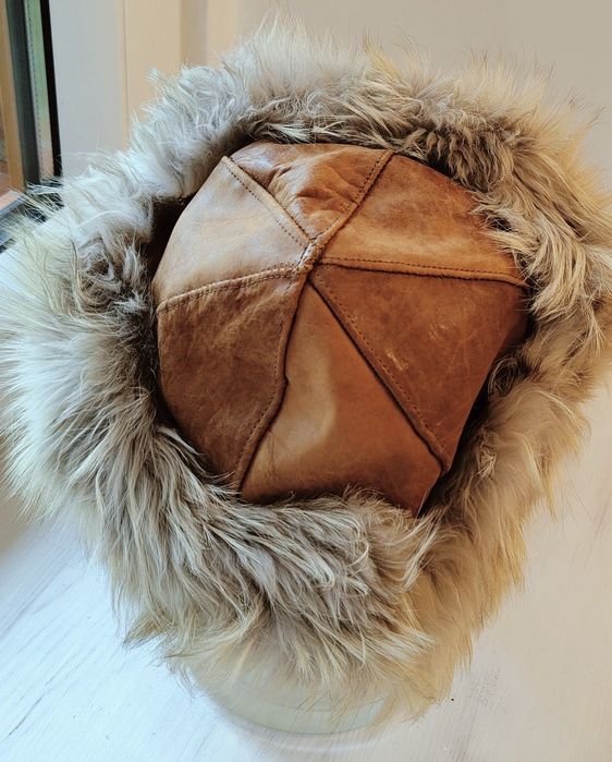 Czapka ze skóry naturalnej z lisem.