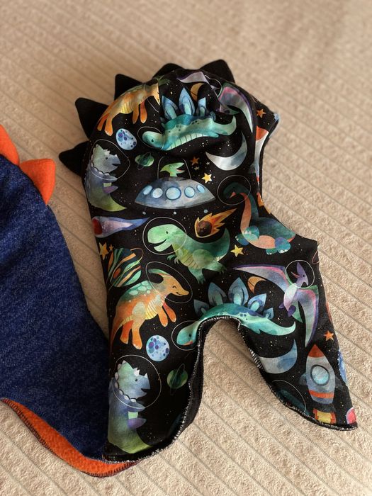 Шапка-шлем з динозаврами.