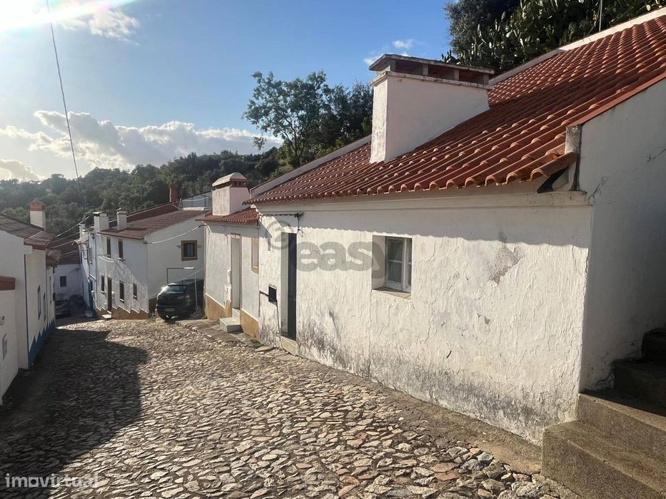 Moradia T1 +1 com kitchenette e Sótão para remodelar – Brotas, Mora