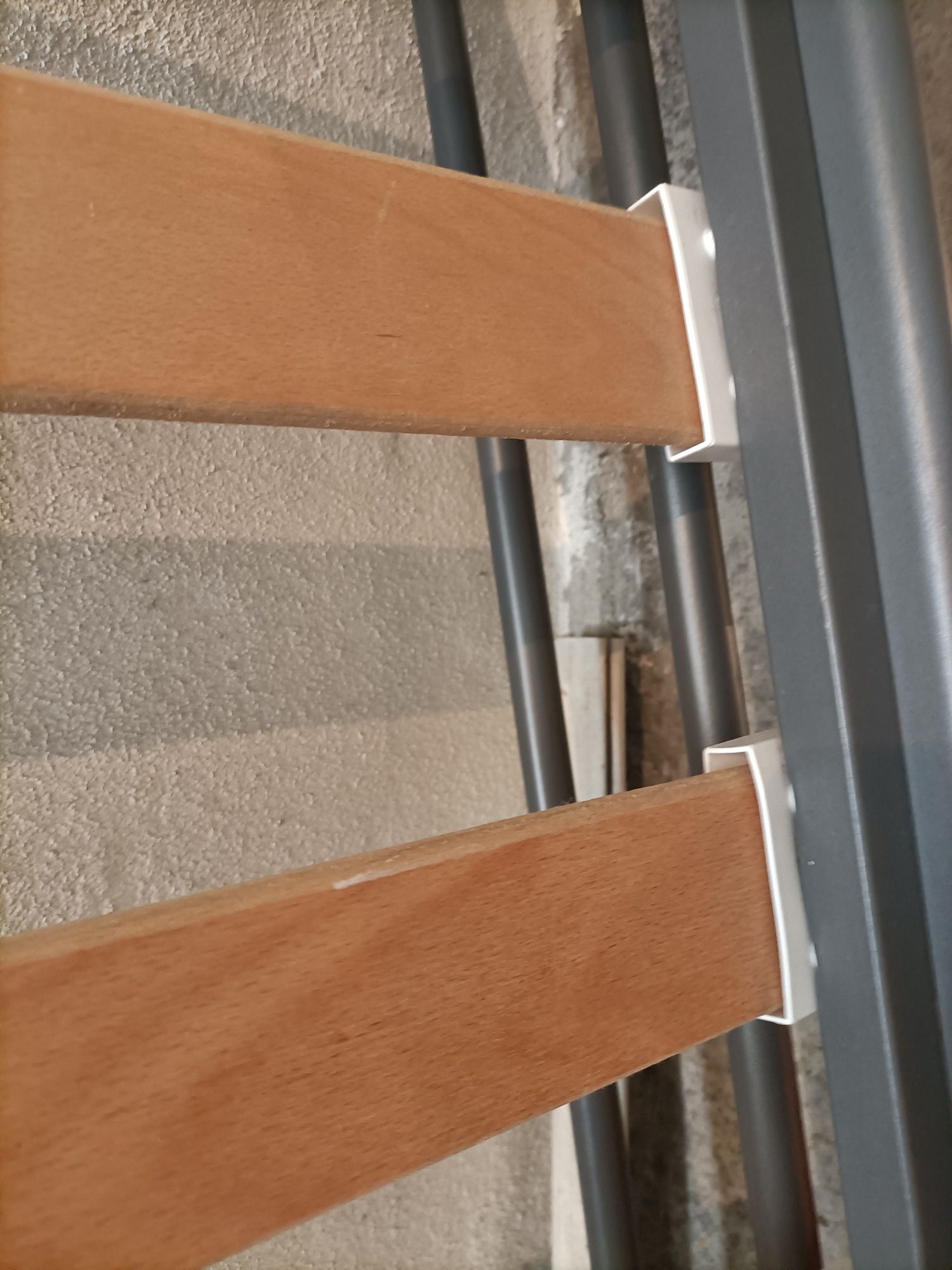 Estrado de cama com rodas