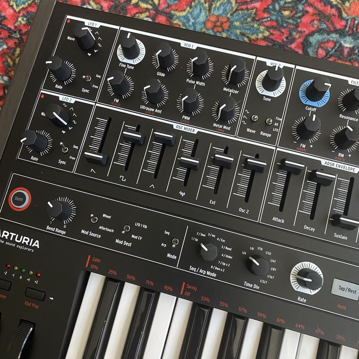 Sintetizador Arturia Minibrute 2 Noir - COMO NOVO