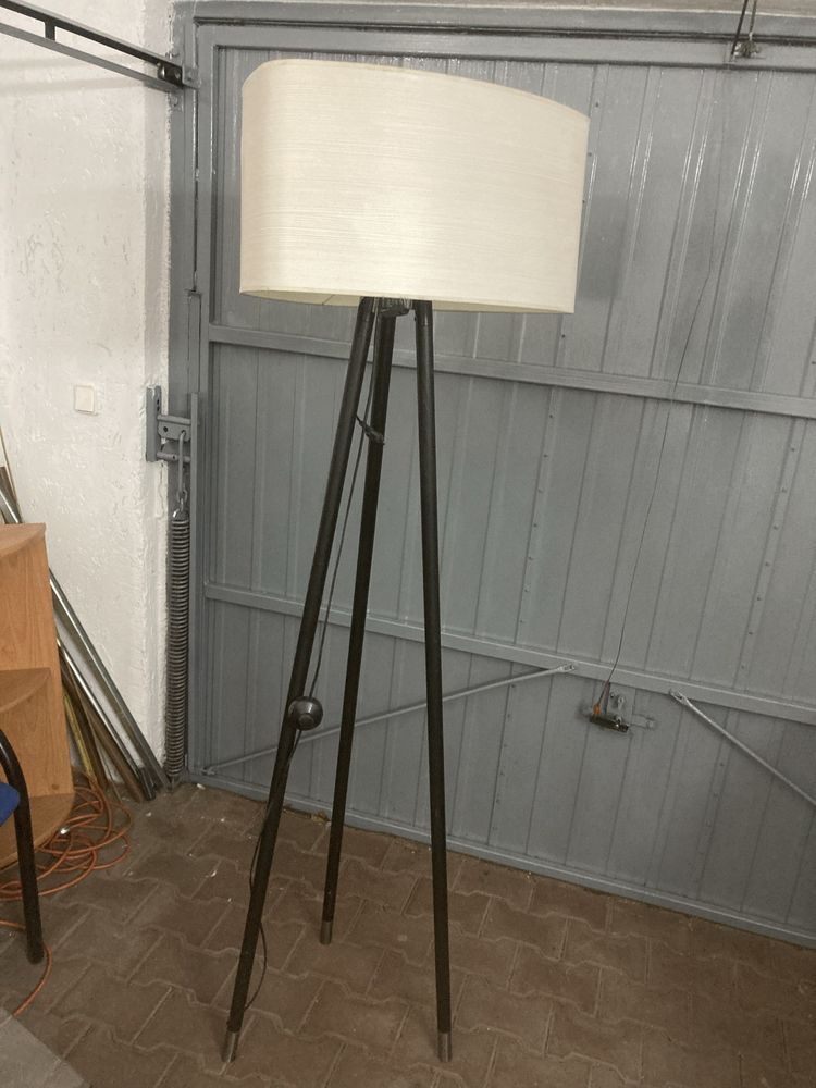 Lampa widoczna na zdjeciu