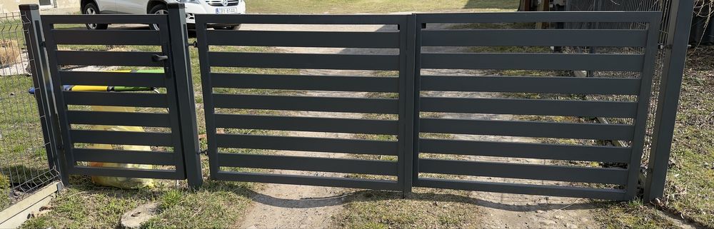 Stalowa brama z furtką