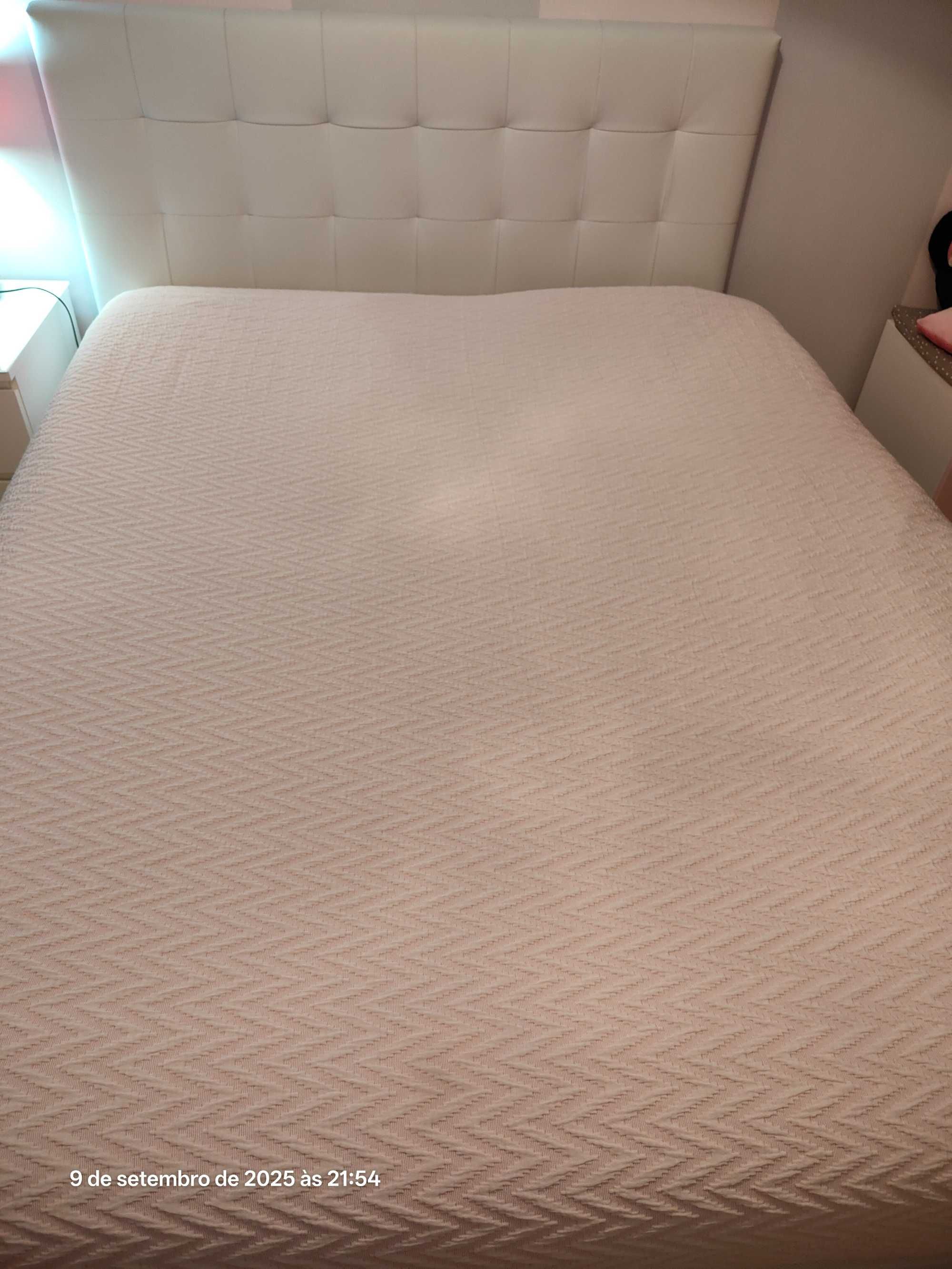Sommier com cabeceira em pele branco  160 X 200 com arrumação