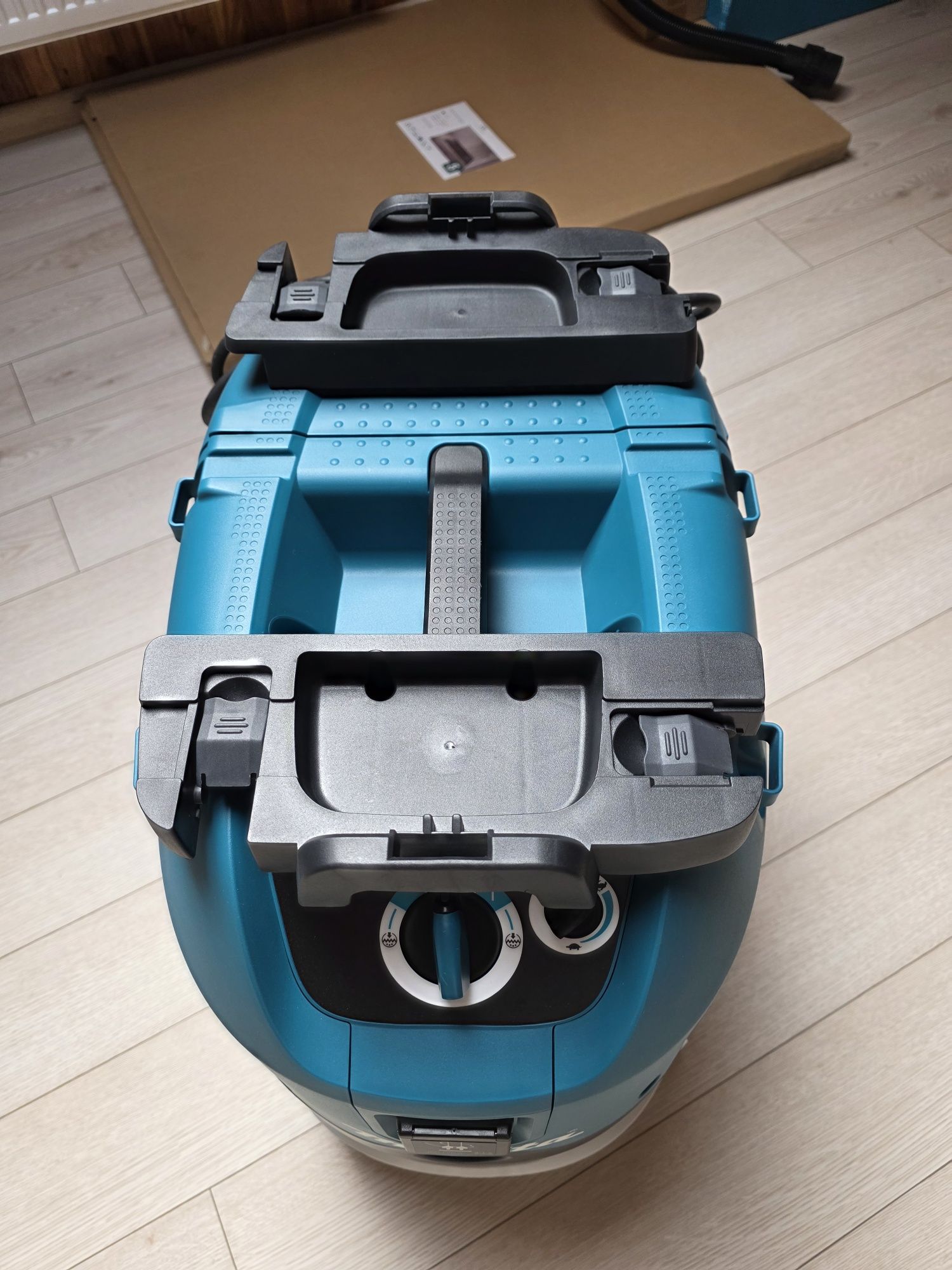 Пилосос MAKITA VC4210LX
