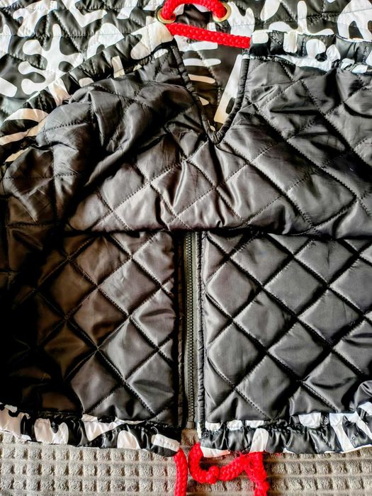 Stylowa kurtka z oryginalnym wzorem – stan idealny