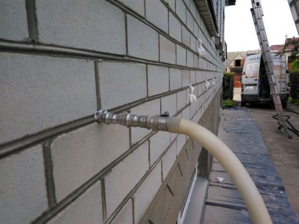 Утеплення Піноізолом Заповнення пустот стіни криші.