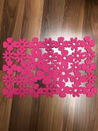 Filcowa ażurowa podkładka w kwiaty kolor różowy 44x29 cm