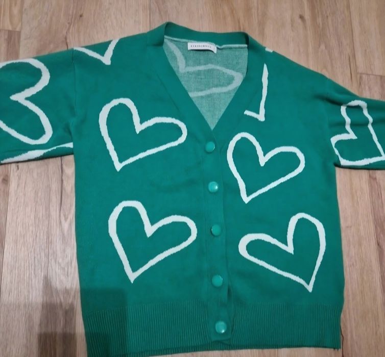 Swetr damski w serduszka