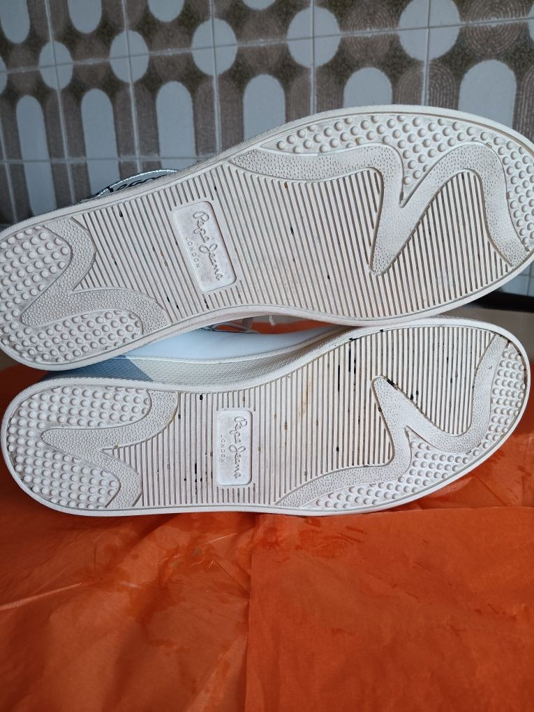 2 pares de ténis ÷ umas sandálias de senhora Pepe Jeans