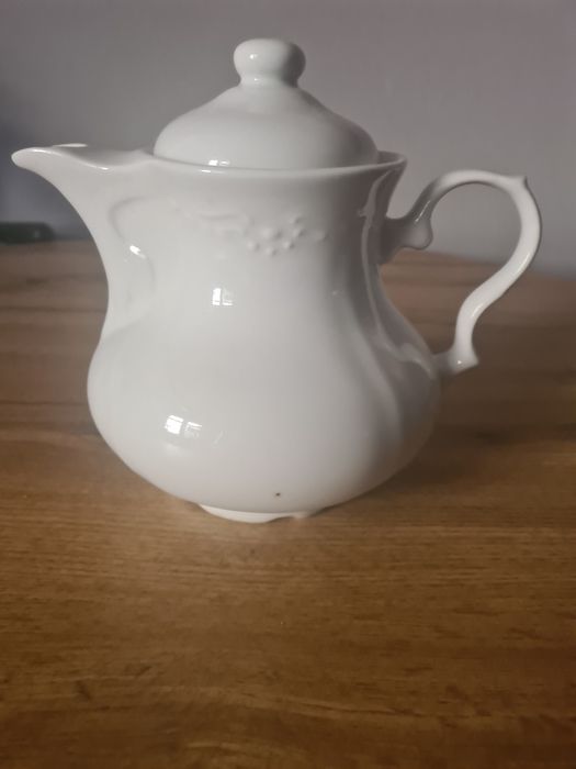 Dzbanek biały  porcelana z przykrywką