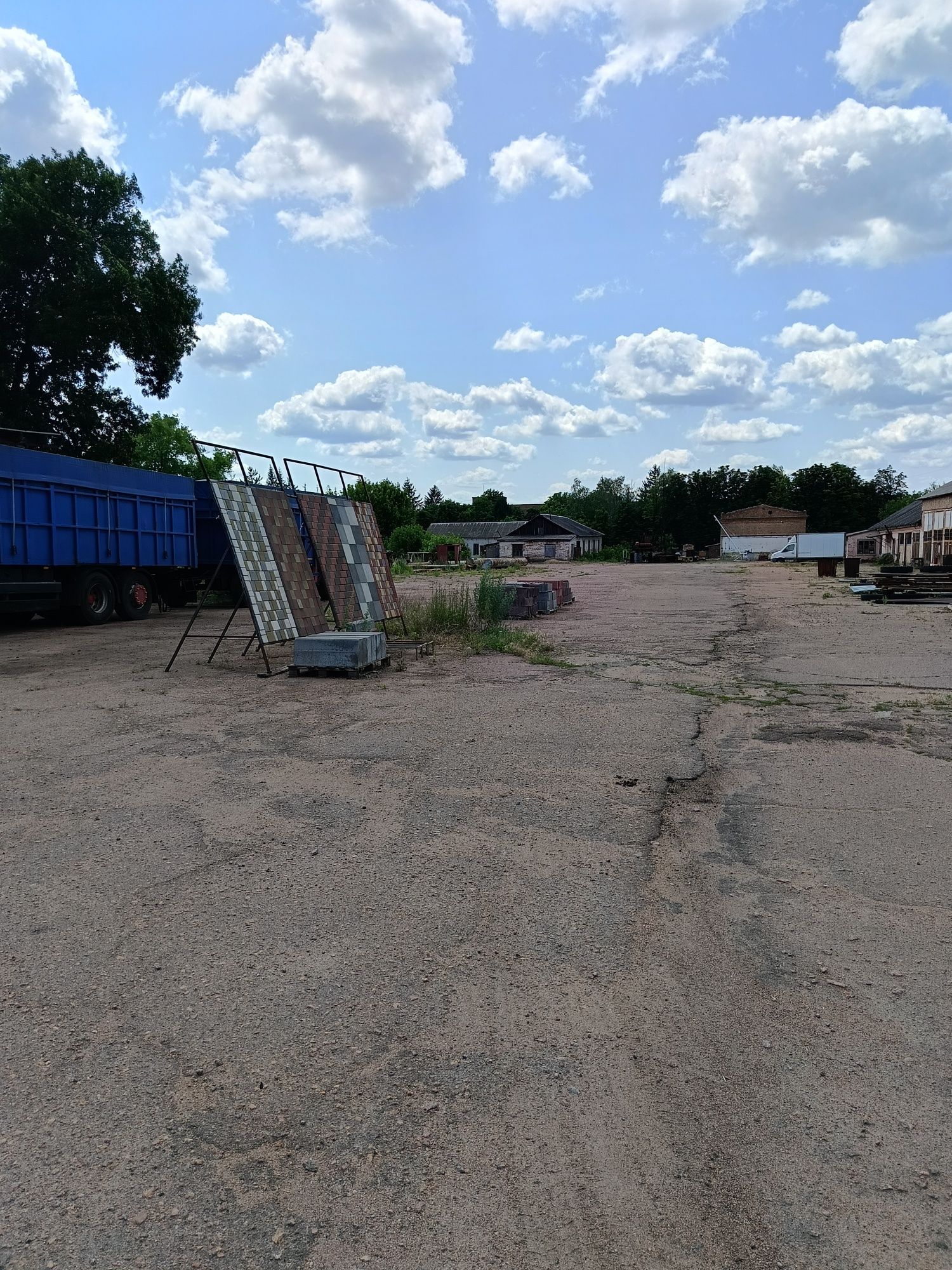 Продам бізнес базу, з житловим будинком, в місті,.