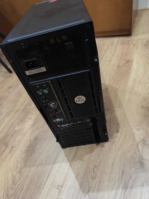 Computador + 2 monitores + teclado + rato + headesets + tapete gaming