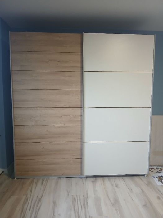 Szafa przesuwna pojemna