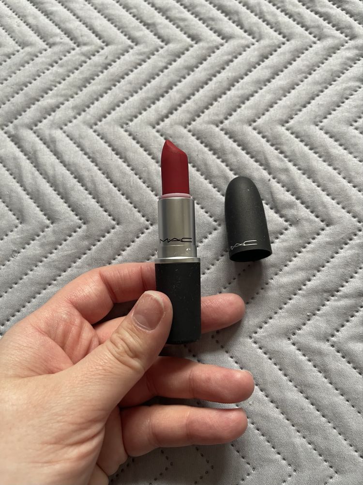 MAC Cosmetics matowa pudrowa pomadka do ust odcień 922 Werk Werk Werk