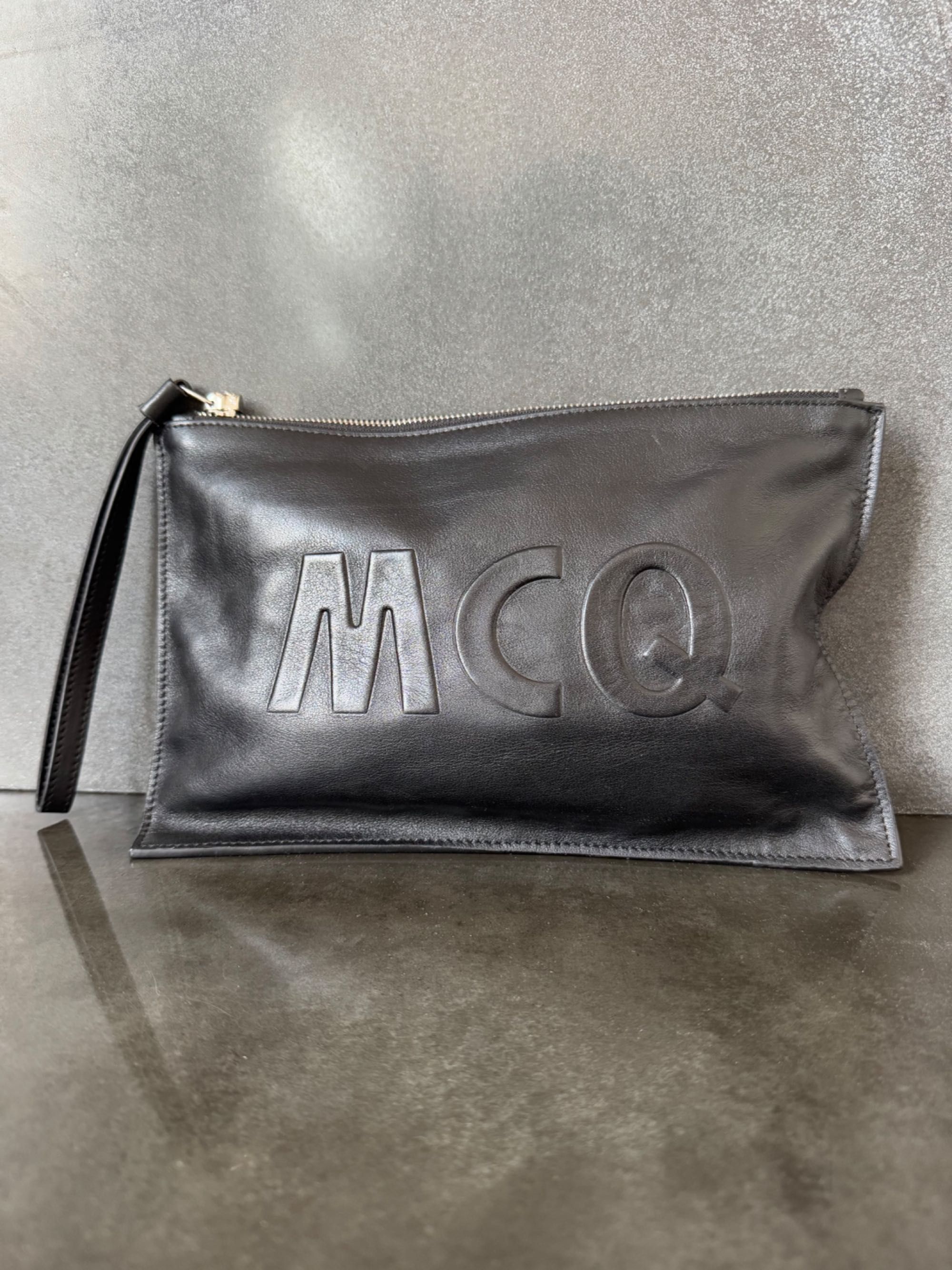 Czarna kopertówka na nadgarstek, MCQ by Alexander McQueen