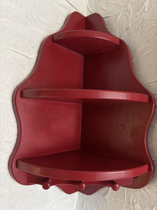 Drewniana narożna półka sciena