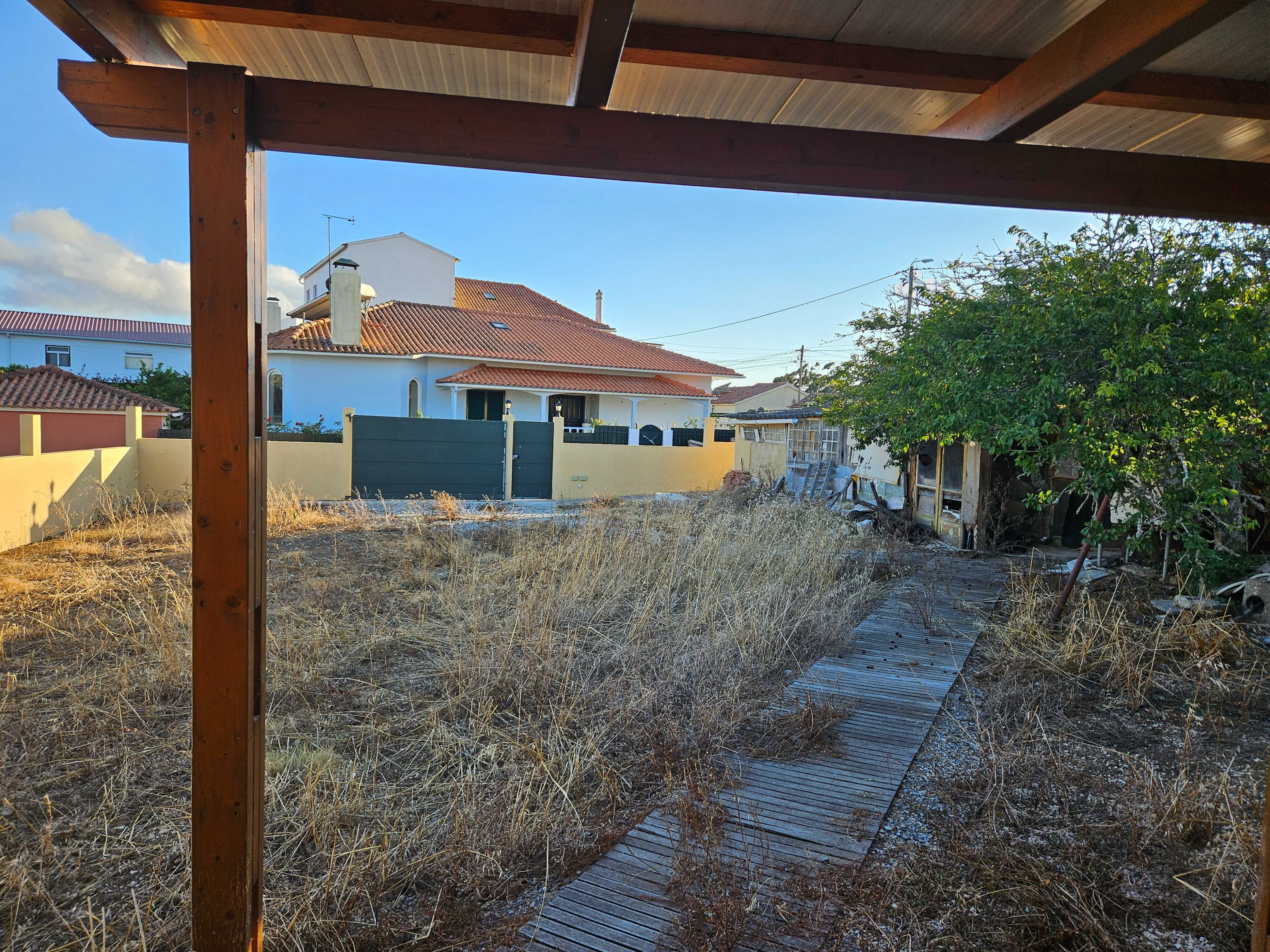 Terreno com casa T1 e 2 anexos, Linhó