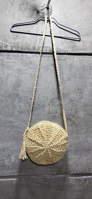 Okrągła torebka słomkowa damska na ramię listonoszka frędzel