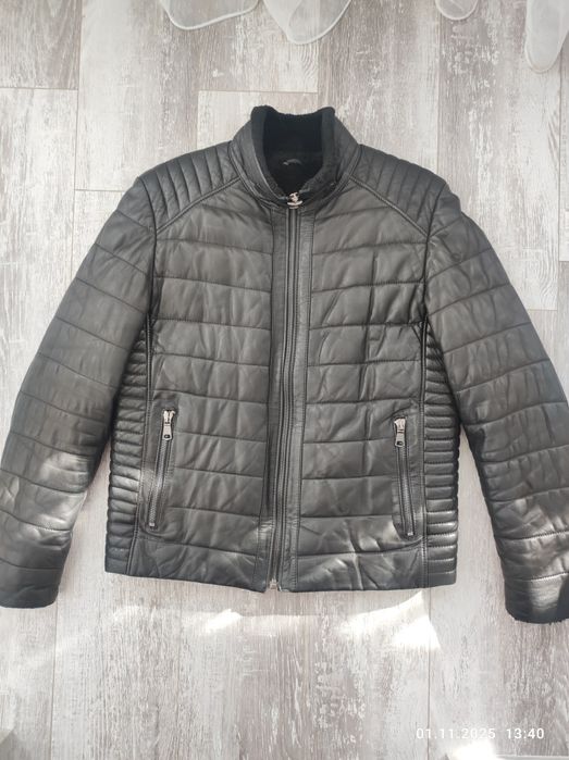 Продам зимову шкіряну чоловічу куртку 54р. Чорного кольору