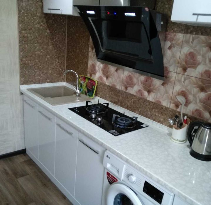 Вытяжка угловая сенсорная. Стекло. 2 мощных мотора.