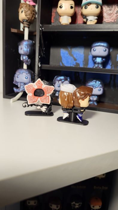 Полиця для кіндерів по серіалу Дивні Дива