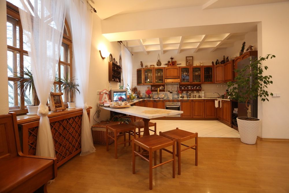 Продам 5 ком.кв.в центре города, 150 кв м. 660$ за кв м
