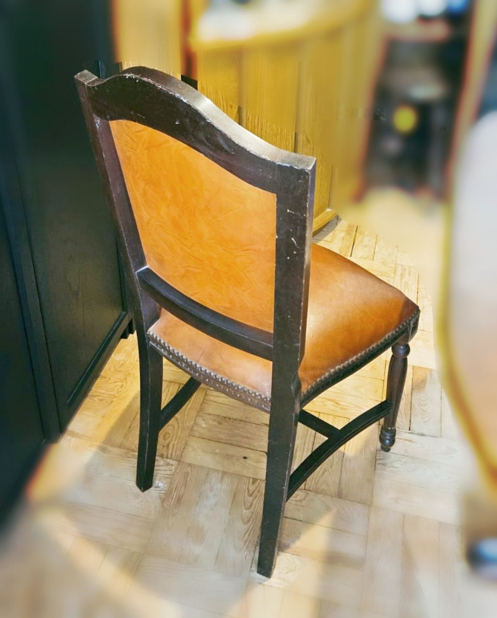 Mesa de madeira extensível com cadeiras