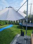 Duży parasol ogrodowy