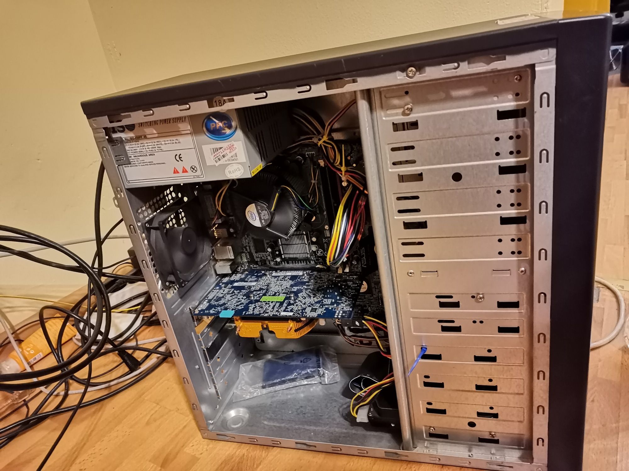Komputer Stacjonarny mini Tower używany retro stary model zabytek PC