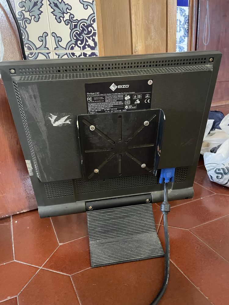 Conjunto dois monitores regulaveis