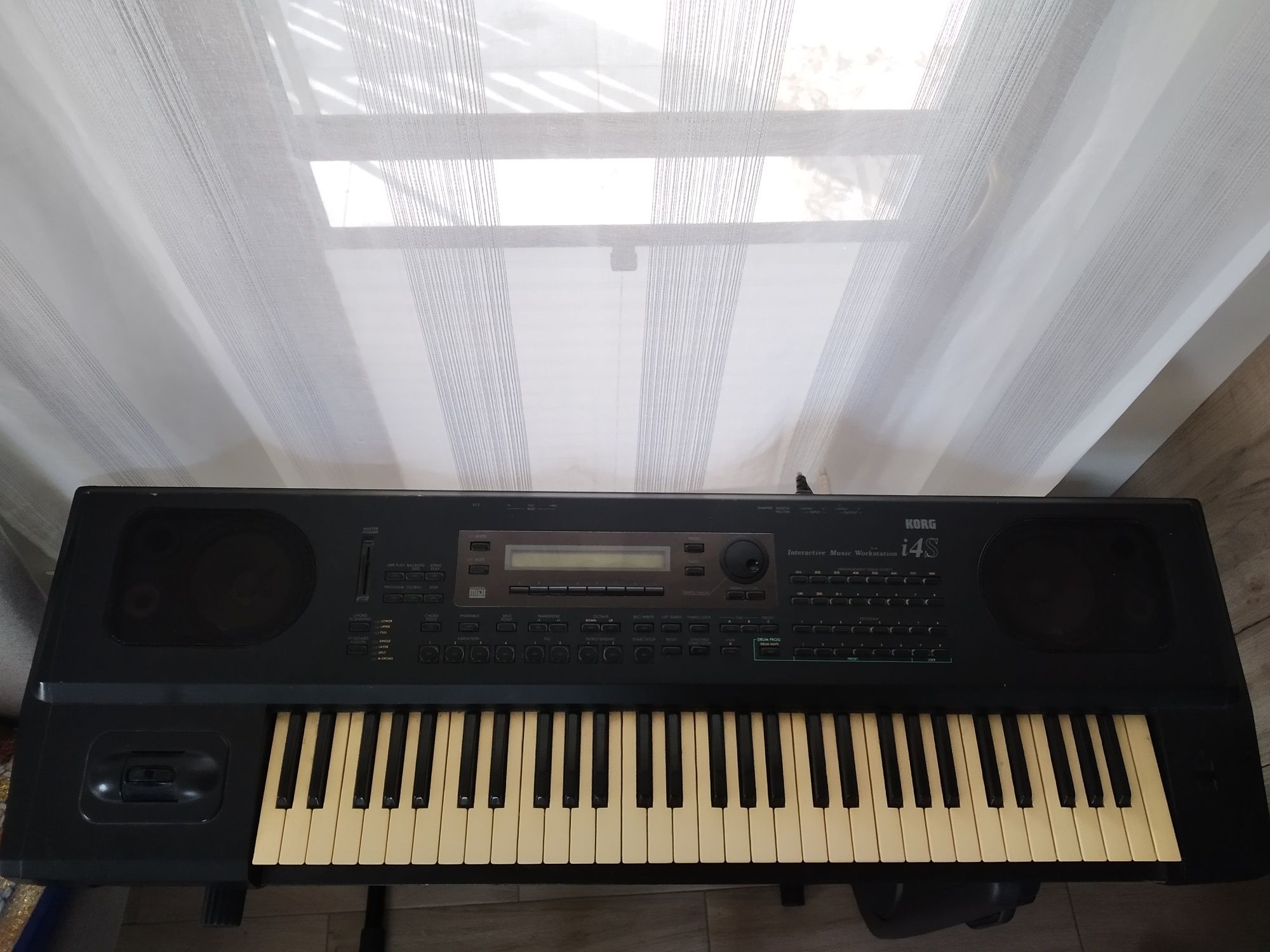 Organy Korg i4S ze stojakiem