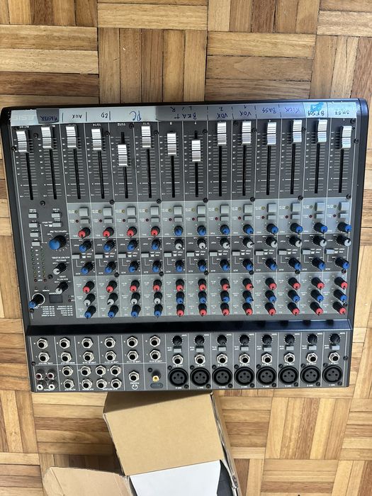 Mesa de Mistura Alesis Multimix 16 firewire