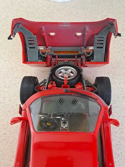 Model samochodu Bburago Ferrari F40 1987r. skala 1/18 Made in Italy