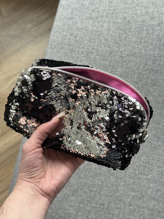 Cekinowa kosmetyczka dwukolorowa czarno-srebrna