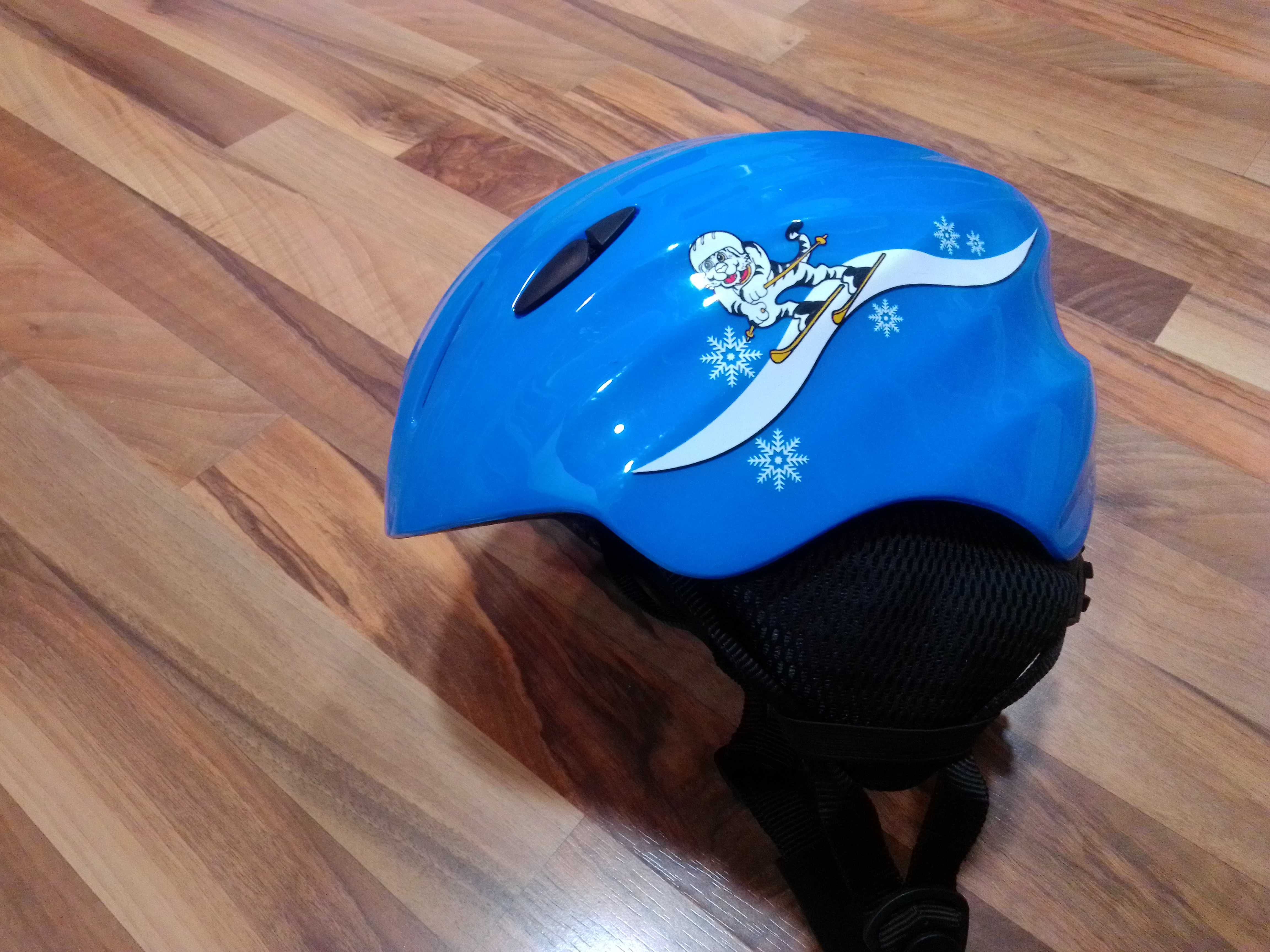 Kask narciarski lub snowboardowy dla młodego mistrza