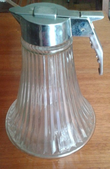 Caneca antiga em vidro com tampa metálica