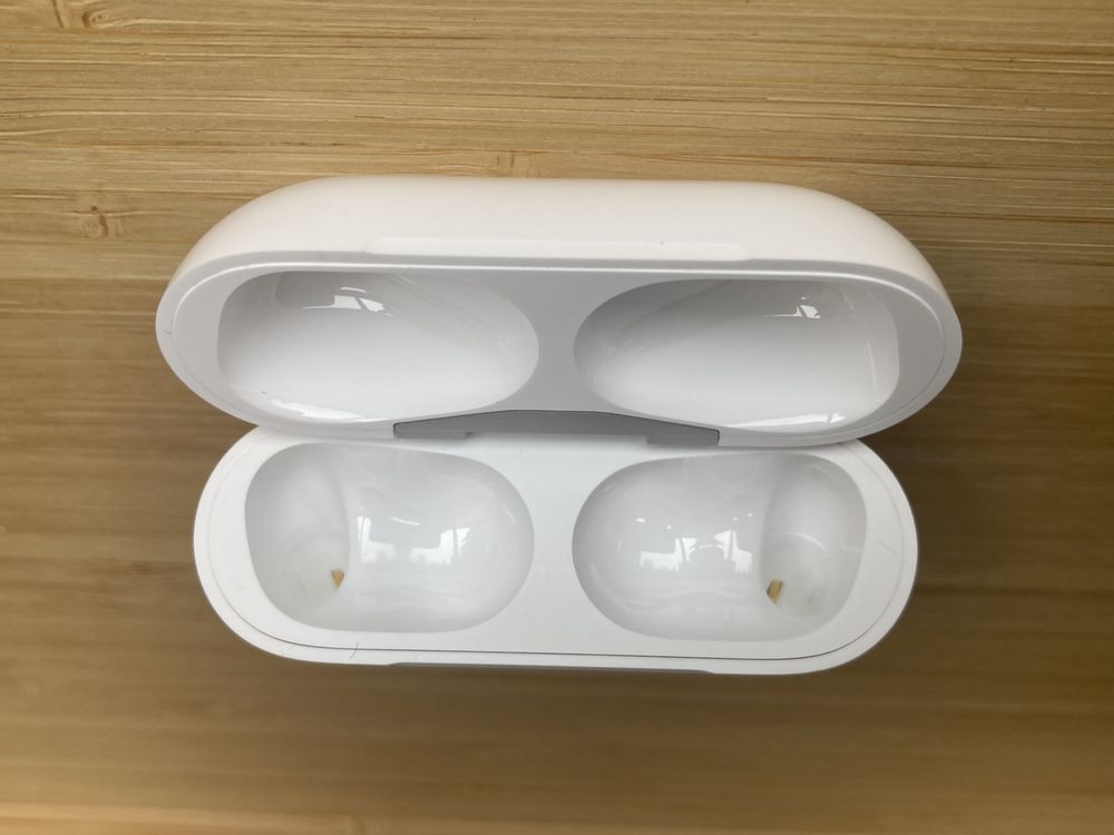 Новий оригінальний зарядний кейс Apple AirPods Pro 2 Lightning/USB-C