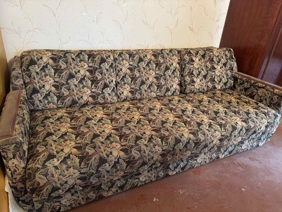 Продам стенку,диван и два кресла