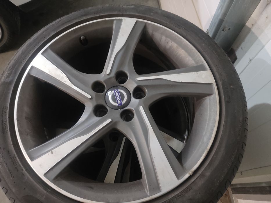 Koła , felgi aluminiowe z oponami Volvo