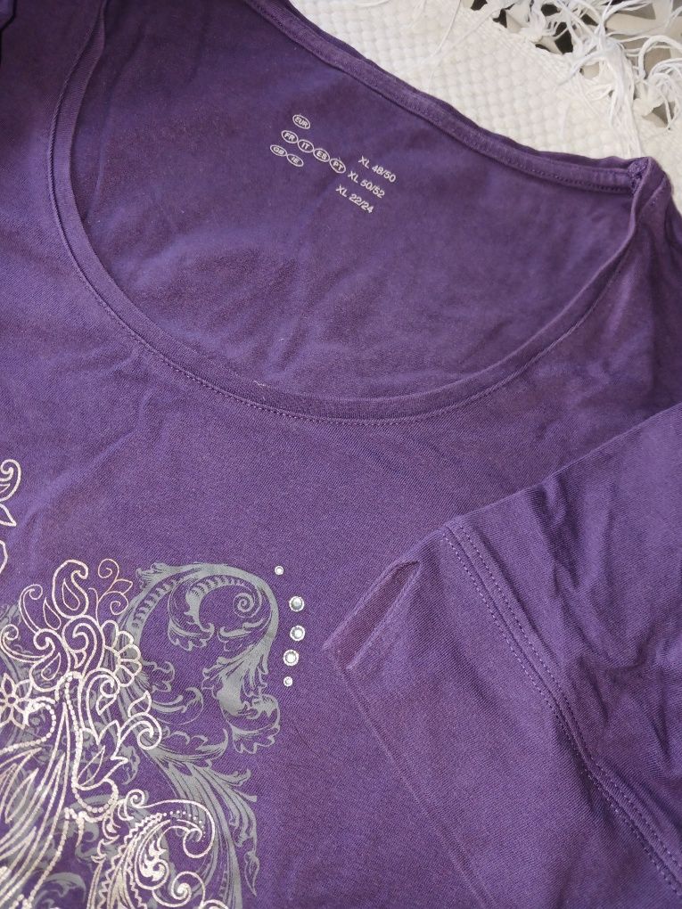 Blusa roxa e cinza
