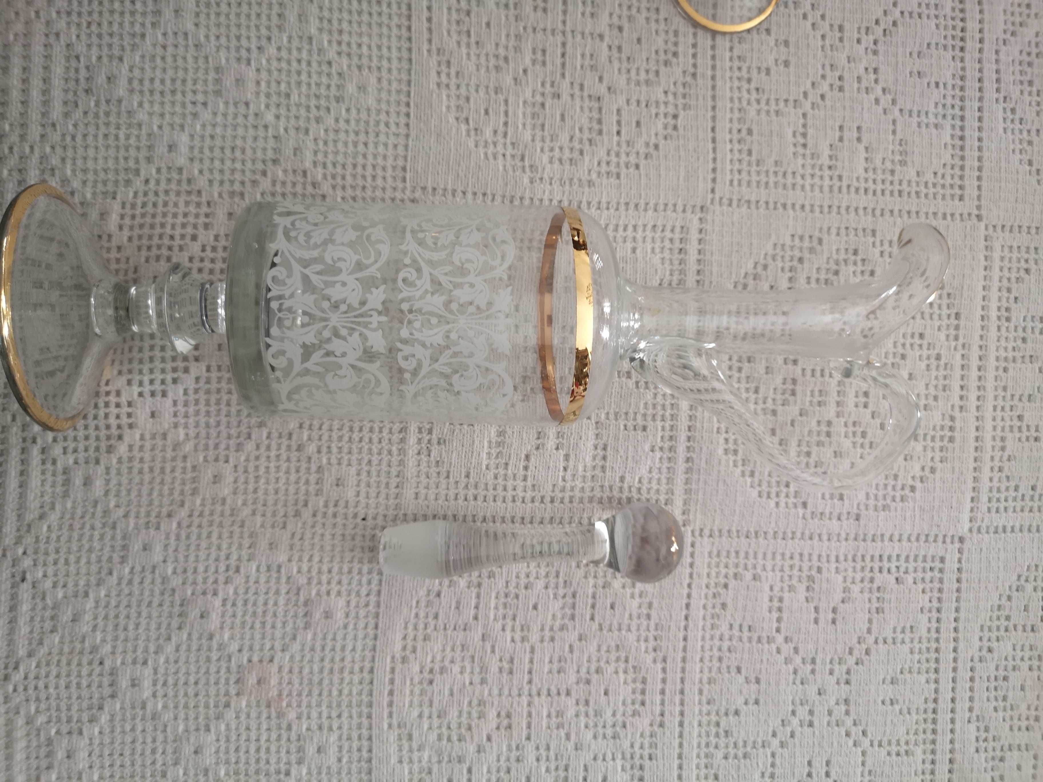 conjunto de garrafa e cálices de licor