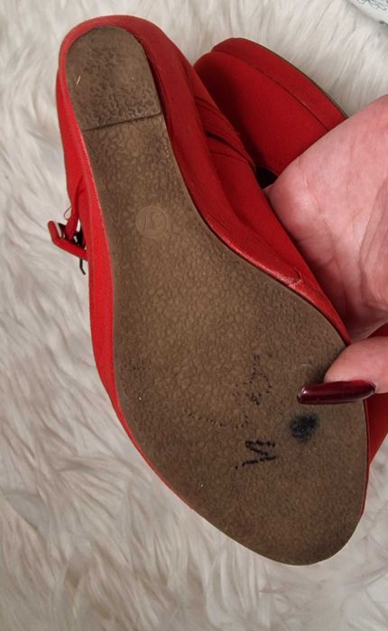 Sapatos de Cunha com Presilha Vermelhos