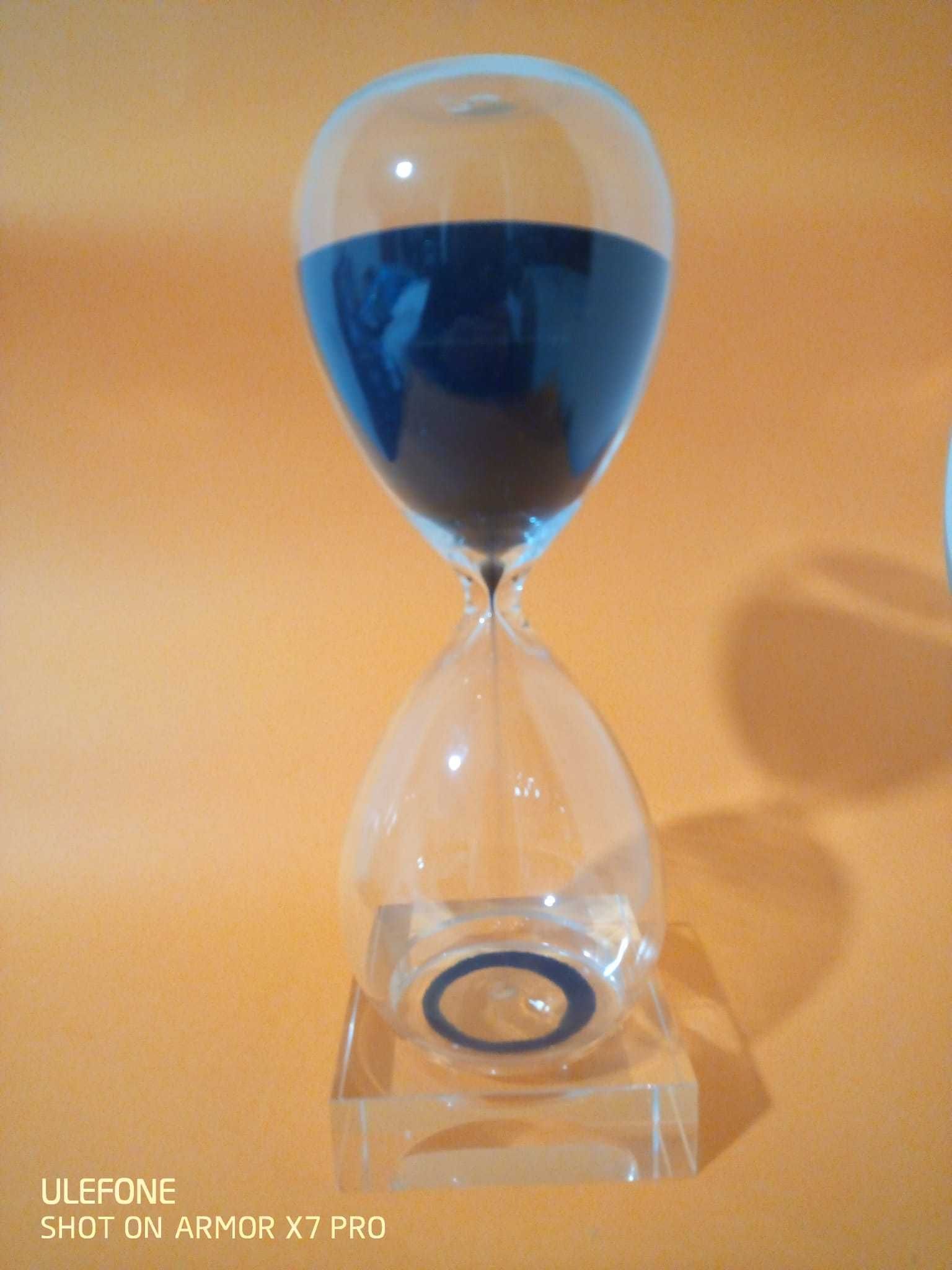 Ampulheta de vidro tempo 60 minutos areia Azul e suporte de vidro.